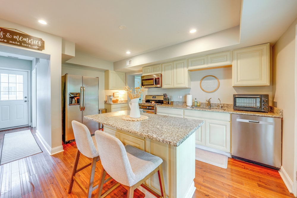 Fire Pit & Grill: Family Home on Fox River Trail!