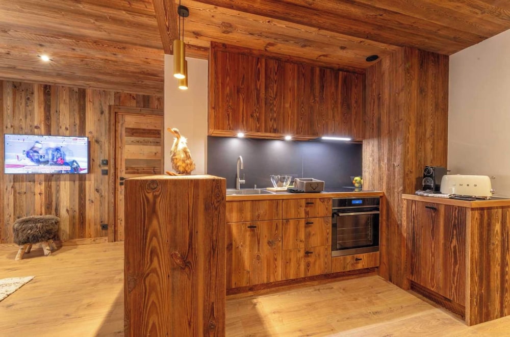 Modern 2 Bedroom Apartment, Close to ski Lifts view 4