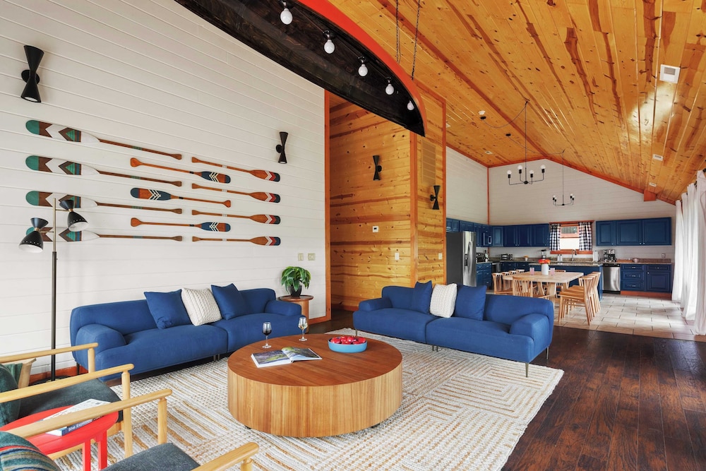 Smoky Ridge by Avantstay Renovated Cabin w/ Indoor Pool Game Room + Theater