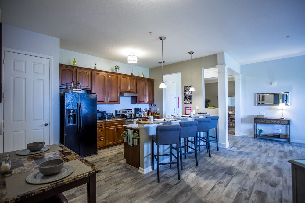 Altavista Lakeview 3 Bedroom Condo by RedAwning