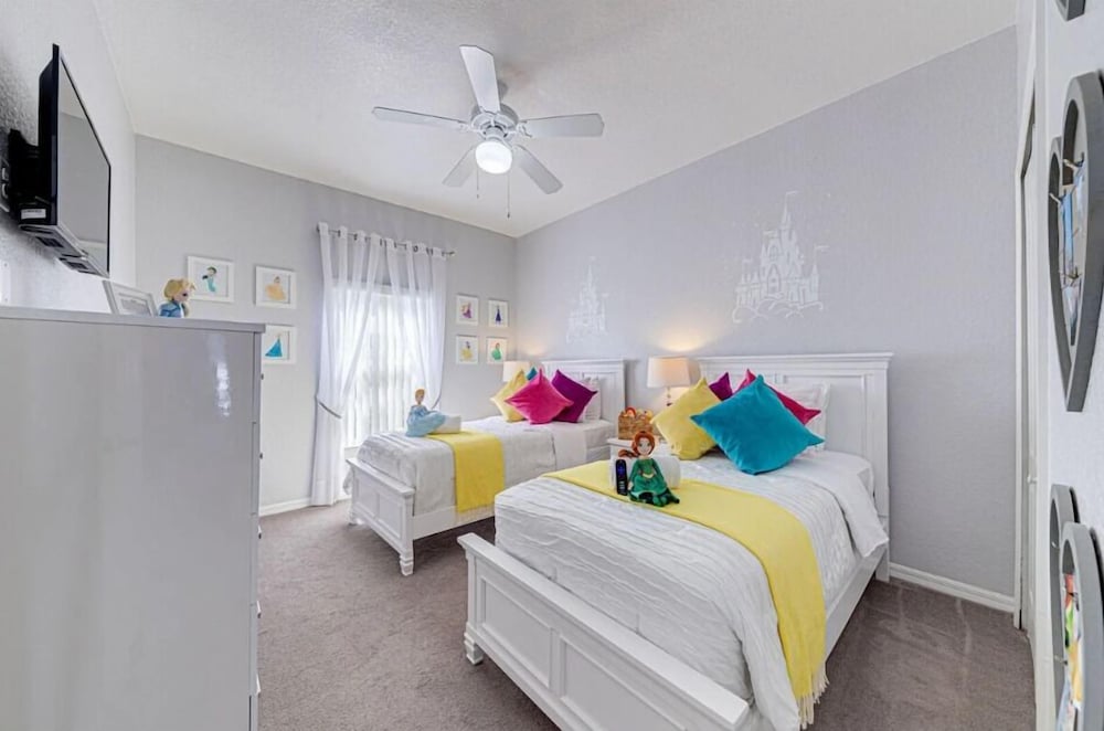 Elegant 4Br Retreat W/ Stylish Interior & Kitchen