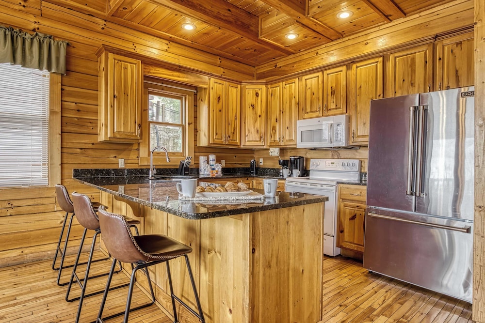 Hot Tub, Game Room, Movie Theater, View Sleeps 18 Lookout Lodge by Avantstay