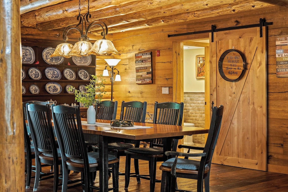 Bigwood Cabin Retreat Hot Tub, Game Room, Firepit Lounge & Private Yard