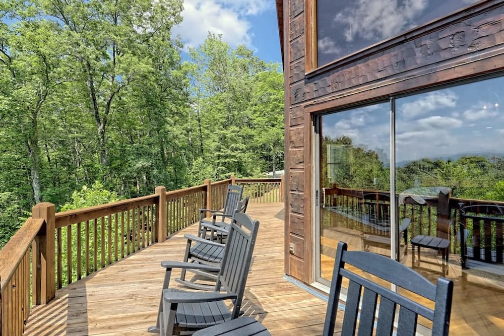 Hot Tub 3 Fireplaces Mountain Views Game Room