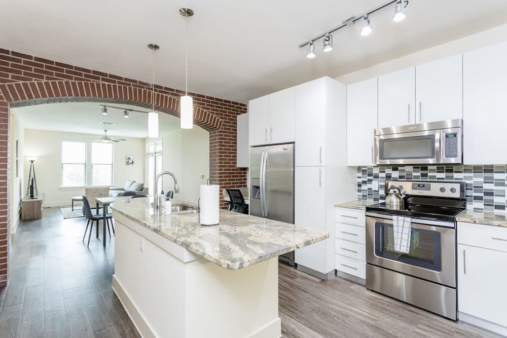 Renew Tanglewood 3-bedroom in Uptown Houston