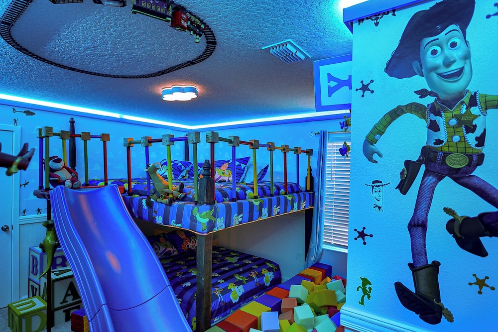 Epic 10br Solara Retreat, Themed Fun & Pool