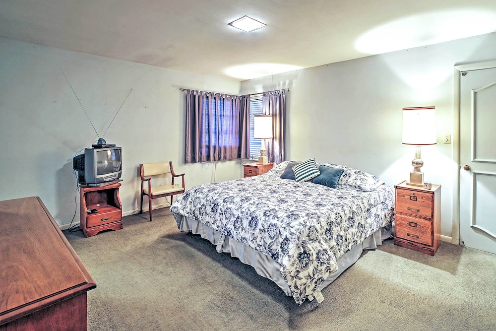 Mid-century Hideaway: Spacious Brownsville Home! view 4