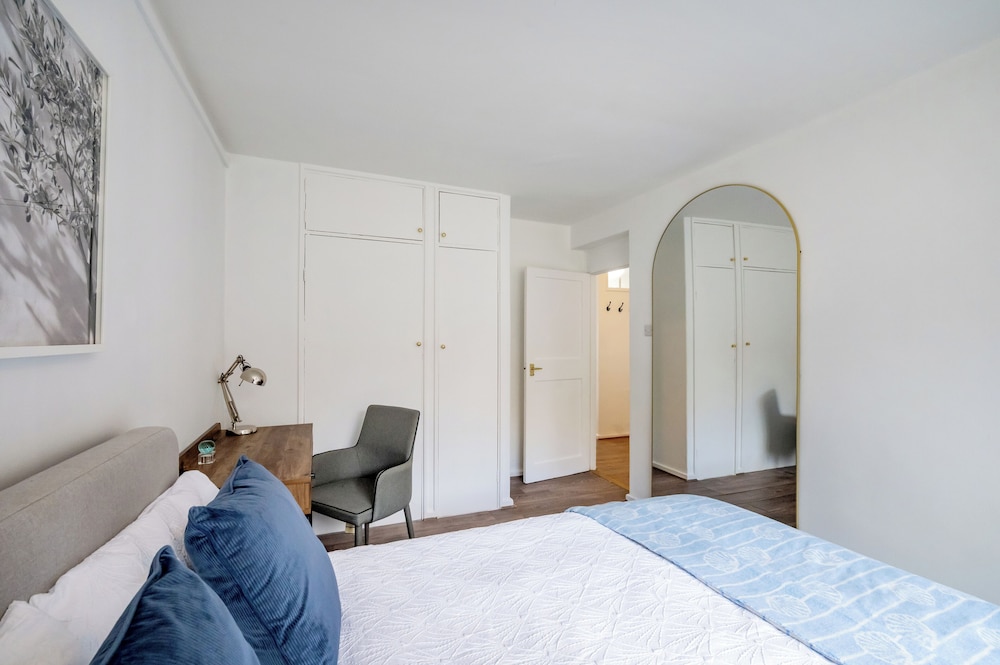 Cozy 2 bedroom flat- Heart of Victoria