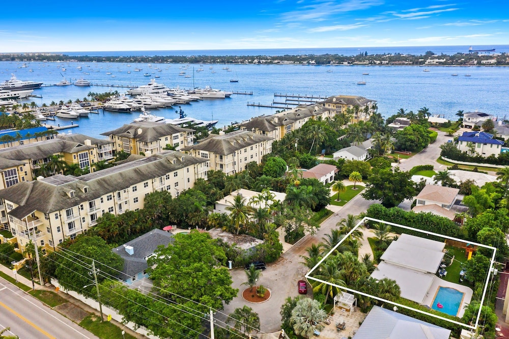 4BR Intracoastal Retreat With Pool, Games & More!