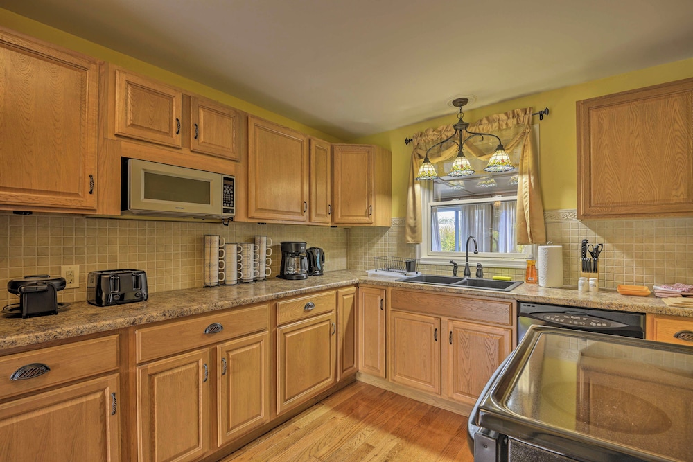 Spacious Home by Finger Lakes & Watkins Glen! view 3