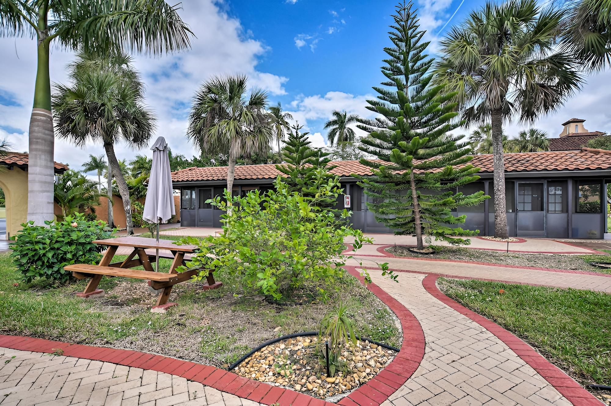 Vibrant Naples Studio w/ Pool Access & Porch! view 4