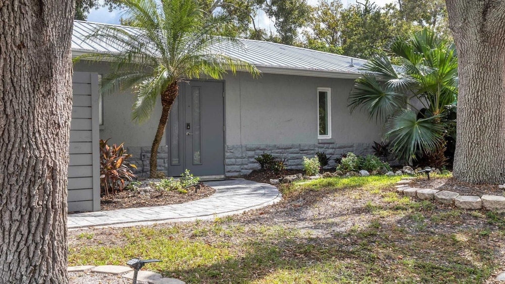 Downtown Sarasota Private Vacation Home - Minutes To Beaches, Beautiful Backyard, And Pet-friendly! 3 Bedroom Home