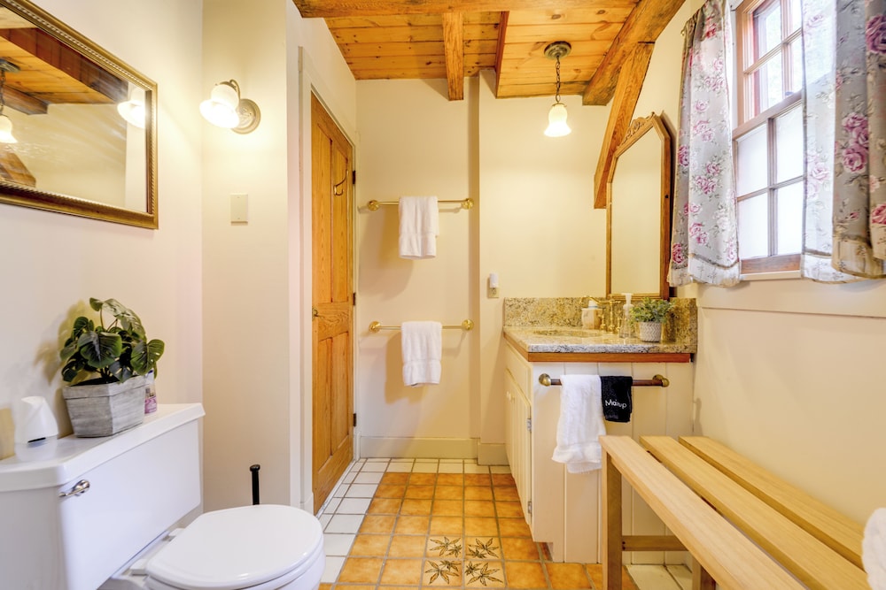 10 Mi to Mt Snow! Grand Estate Built to Entertain