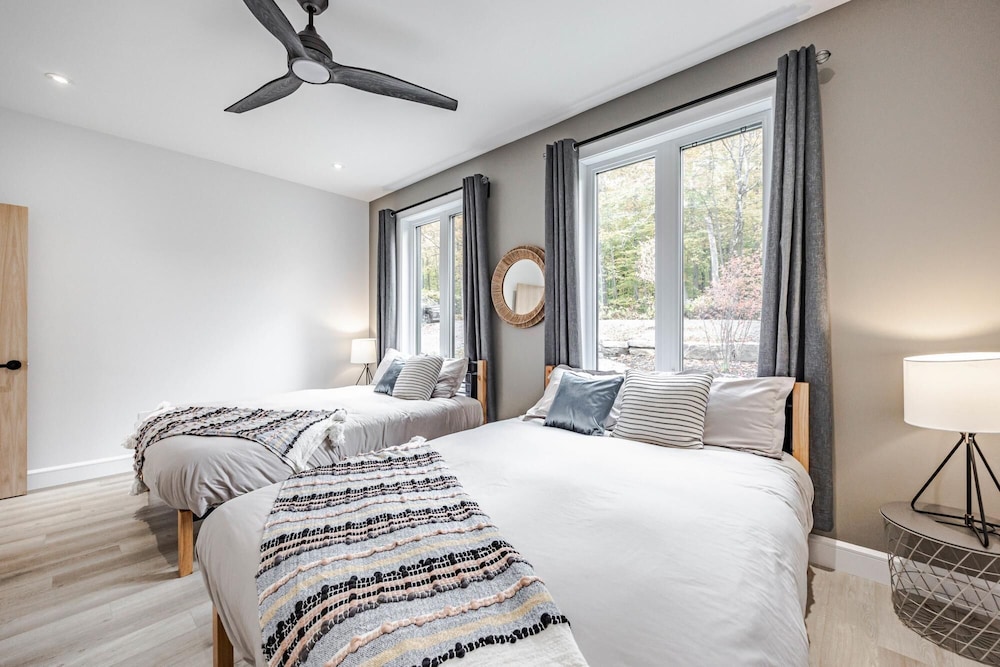 Valhalla - Scandinavian Style Chalet Directly on the Lake With Upscale Amenities and Private hot tub