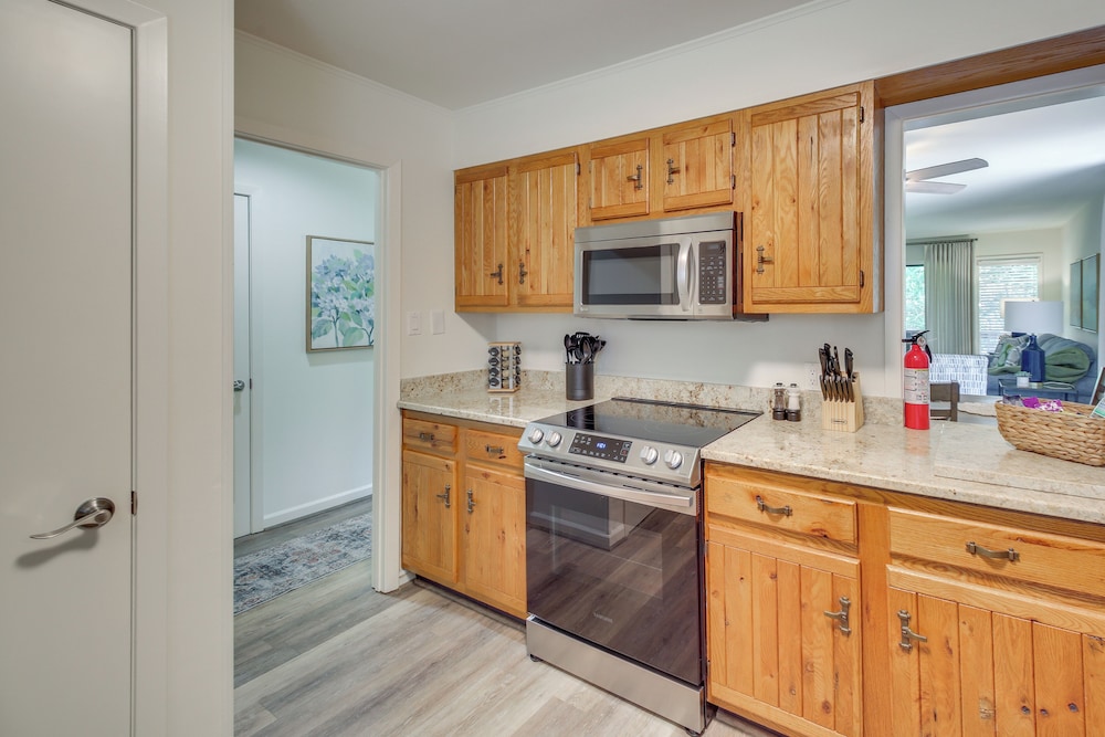 1 Mi to Boating: Pool-view Haven in Lake Hamilton!