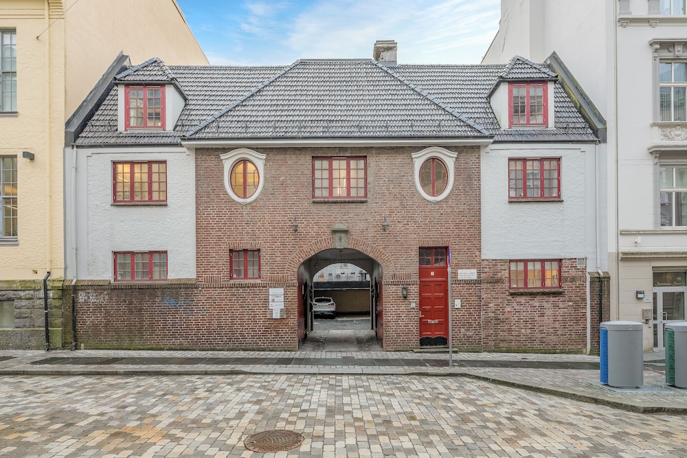 Hotel Mi Casa Tu Casa - SG - Image 1