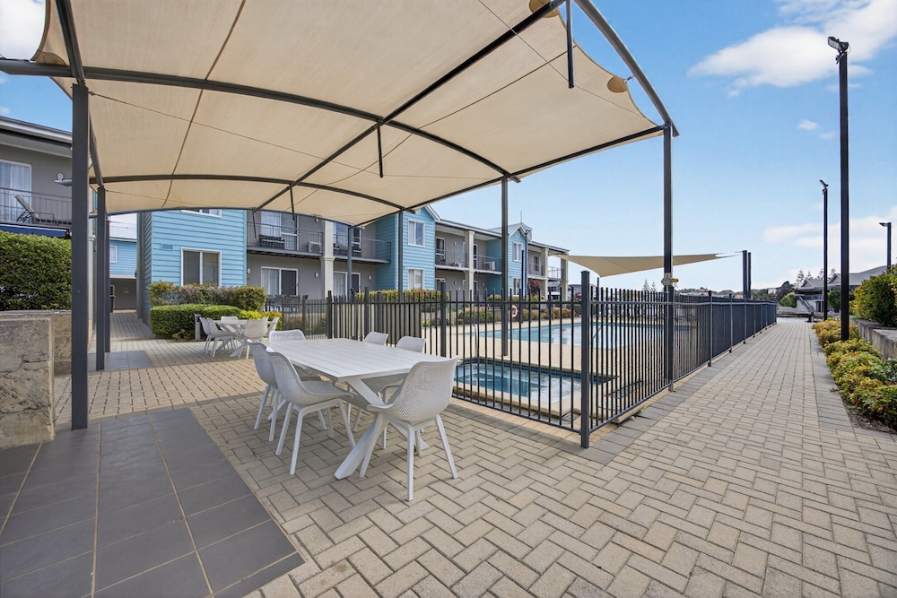 Serene 2-bed Apartment by the Canal