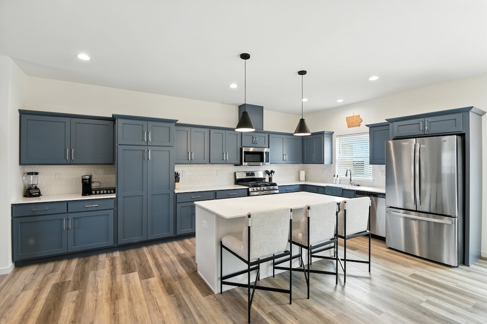 Modern Townhome Retreat In Prime Location 3 Bedroom Townhouse