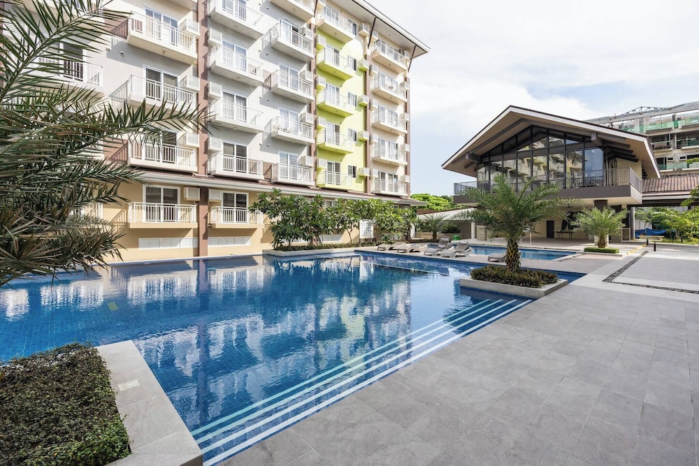 Stylish Condo 3-minutes to Airport, Poolview at Amani Grand Resort Residences