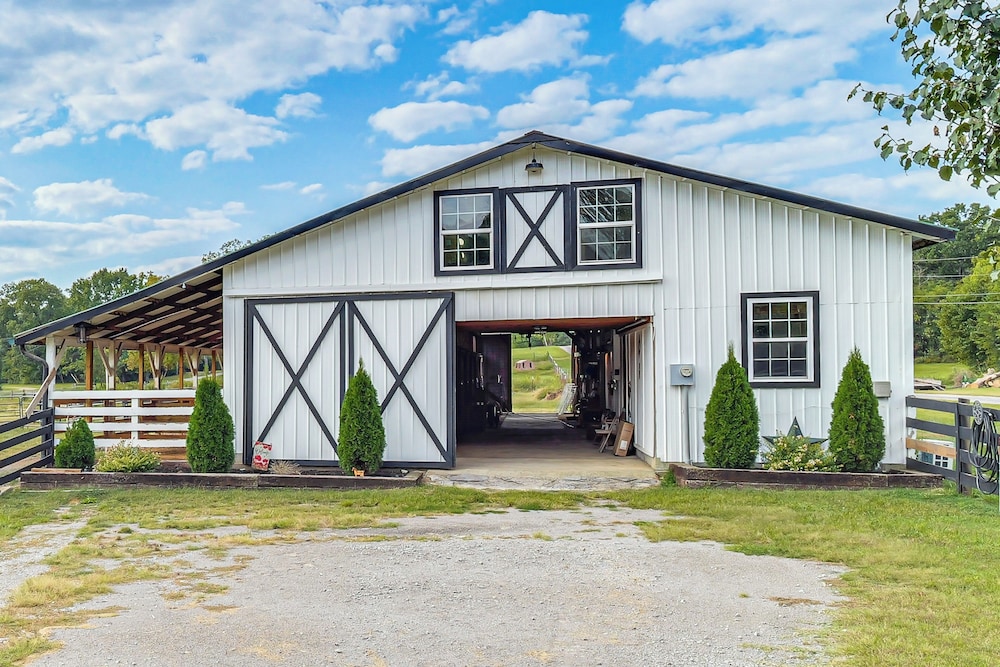 Luxe Stable Suite: Farm Stay in Lebanon!