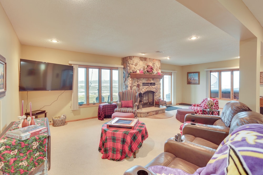 Hot Tub + Fireplace: Cozy Home on Howard Lake!