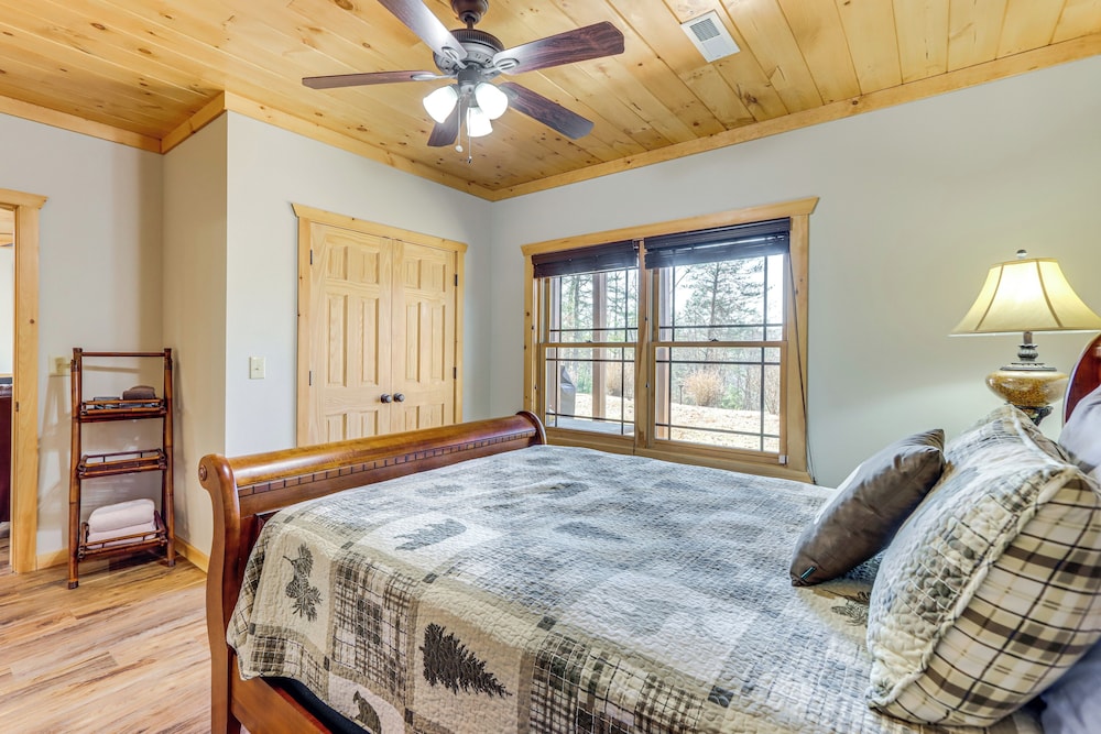 Blue Ridge Orchard Overlook' Cabin w/ Hot Tub