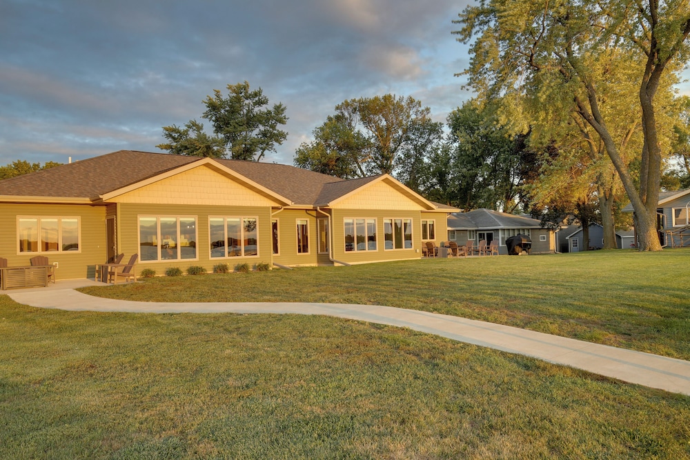 Game Room + Views: Family Retreat on Silver Lake