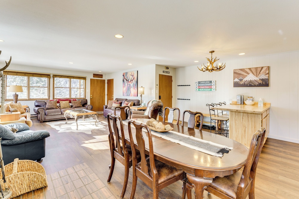 1/2 Mi to Skiing: Red River Condo w/ Free Shuttle!