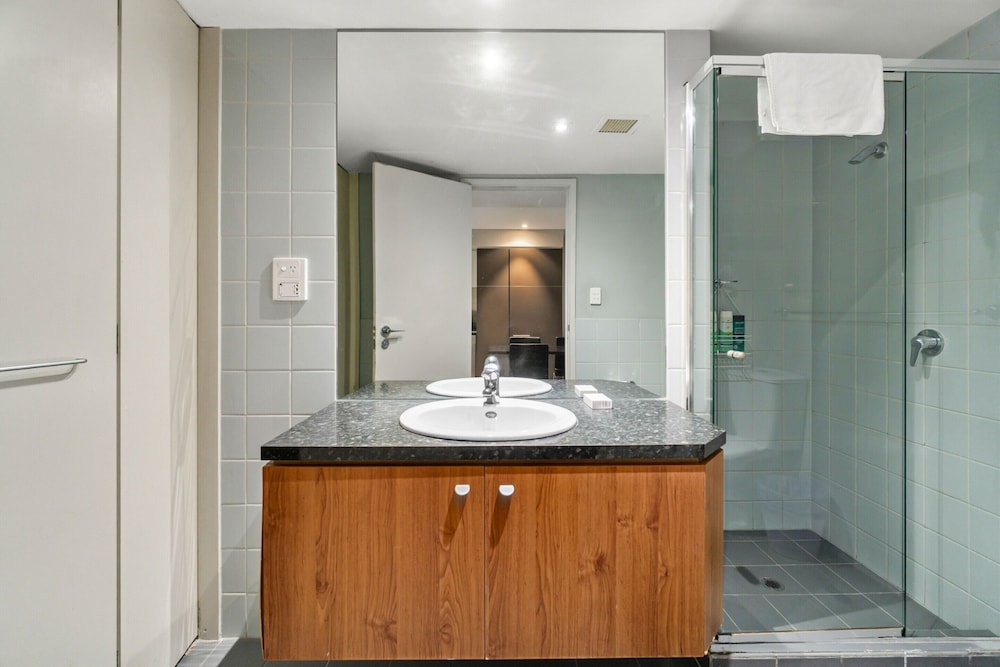 2-bed City Retreat With Gym and Pool Access