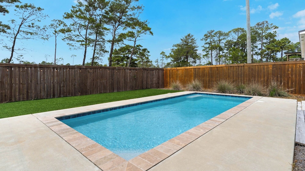 2BR Home, Private Heated Pool, 4 Bikes, Beach Access