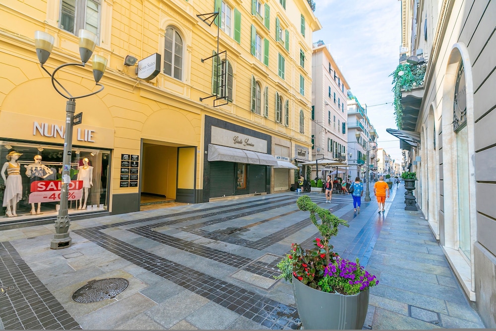 Boutique Central Fiorella view 3