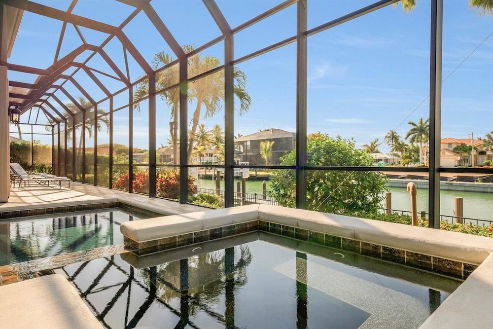 WIN1288 4 Bedroom Holiday Home by Marco Naples Vacation Homes