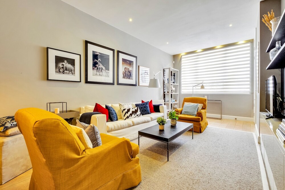 Luxe 4-bed Mews Home - 10 min to Harrods