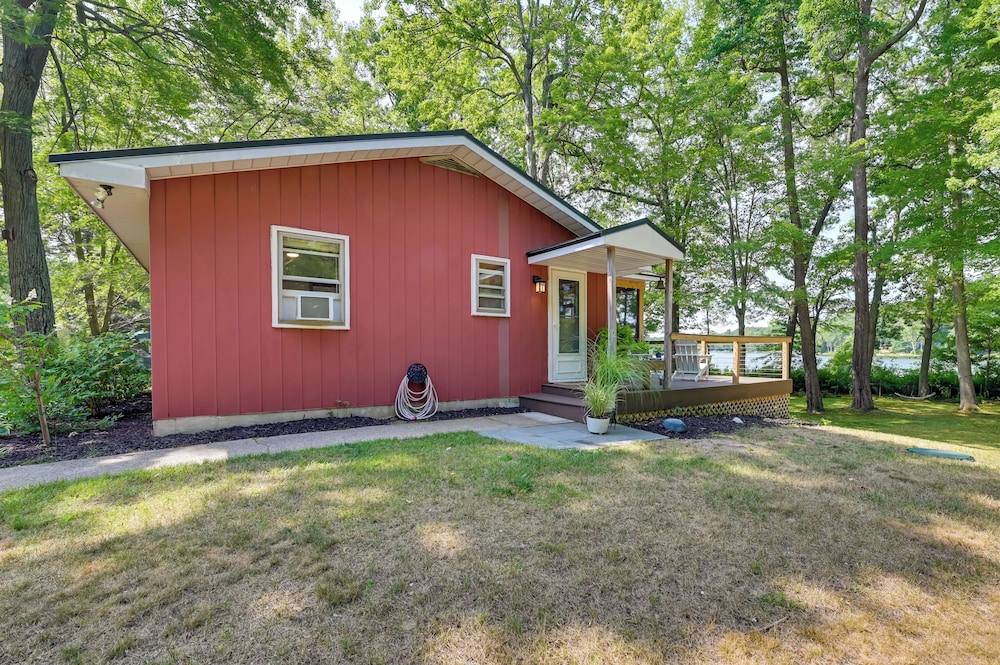 Waterfront Deck! Chic Lower Scott Lake Cottage