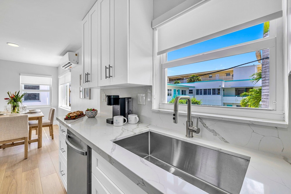 Beach Condo King Bed Lush Patio w BBQ Birch Key Seven