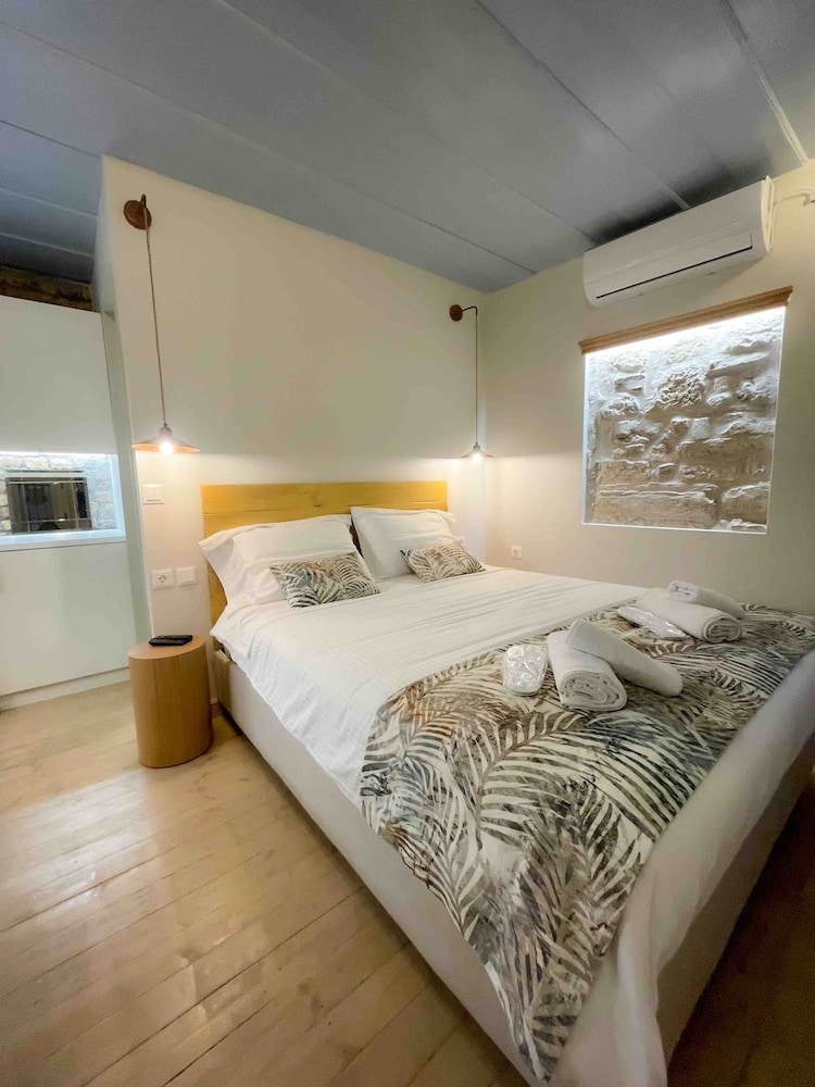 Kukuvayia s Nest-centre Old Town Corfu photo 4
