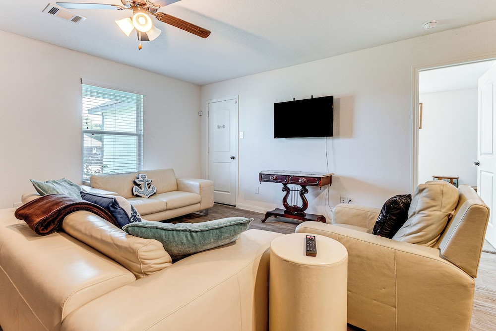 Lake Conroe Home w/ Yard: Half-mi to Boating!