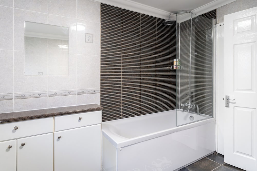 4-bed Home in Purley Near Gatwick Airport London