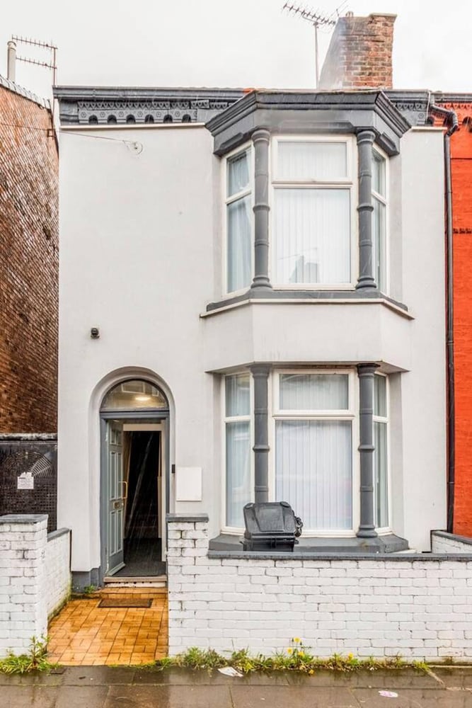 Immaculate 4-bed House Near Anfield and Goodison view 4