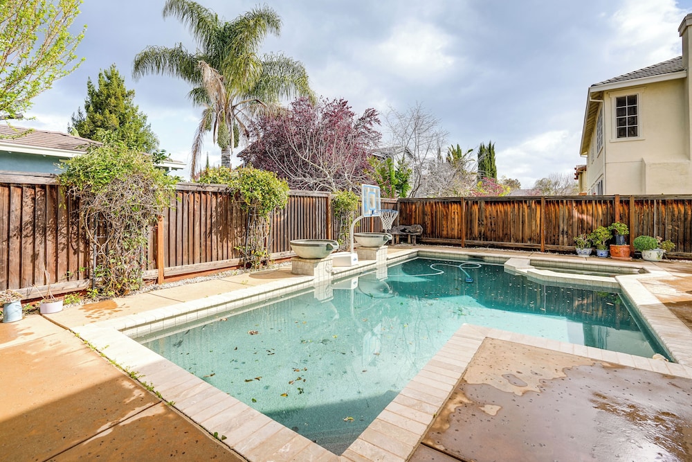 Pool & Hot Tub Access: Brentwood Getaway!