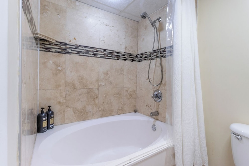 3BR Gulf-front Luxury w/ Pool Bar & Spa Baths