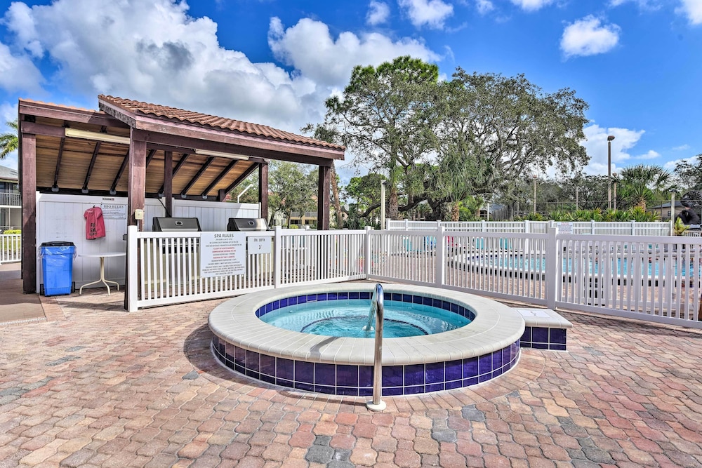 7 Mi to Beach: Condo w/ Pool Access in Bradenton!
