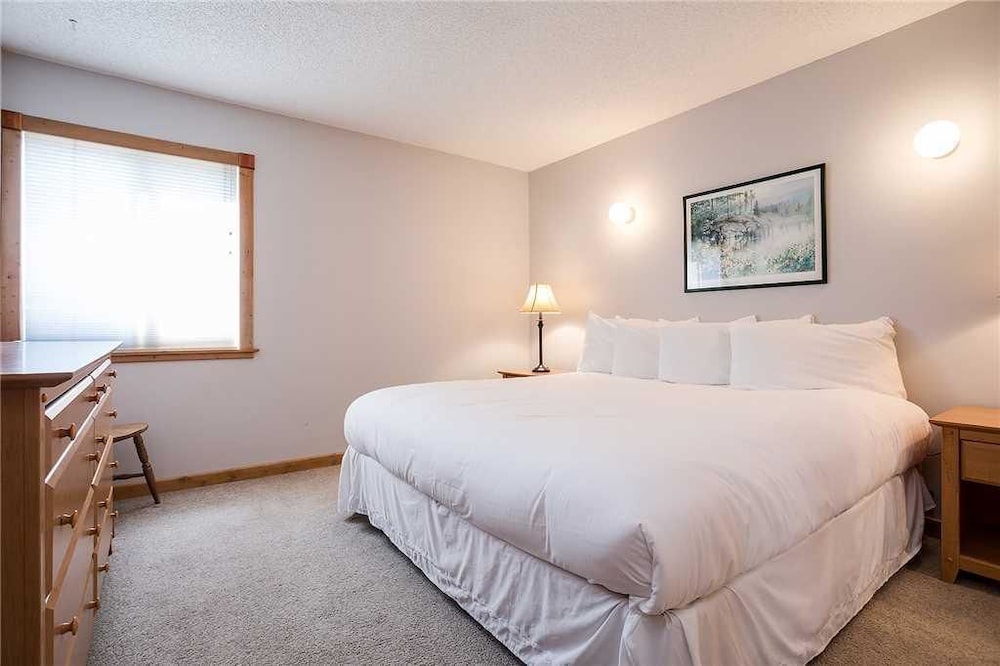 Ridgecrest Condominiums by Pioneer Ridge Management view 3