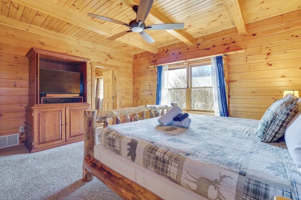 1 Mi to Lake Henry: Peaceful Poconos Cabin!