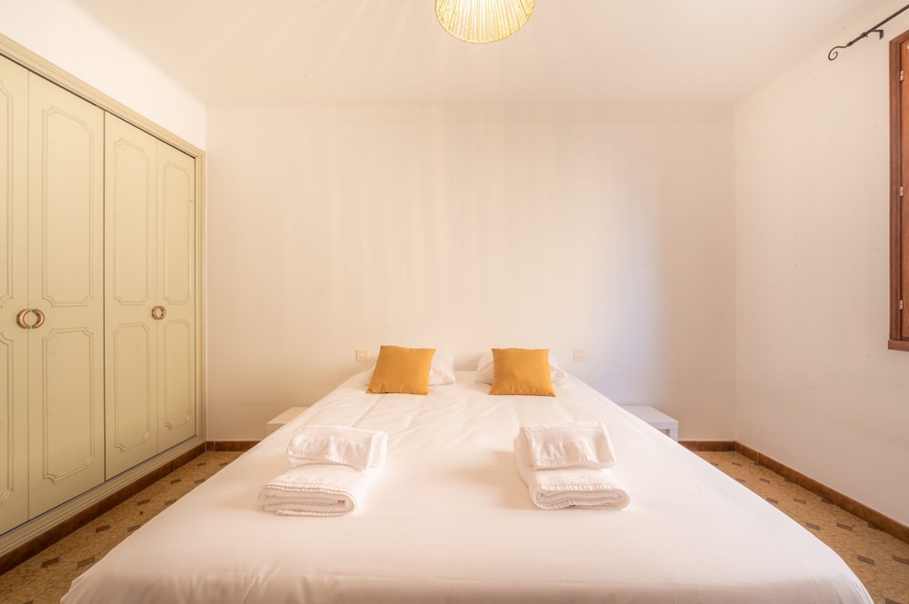 Mas Lou Pitchoun Exceptional Villa Between the Alpilles and Avignon
