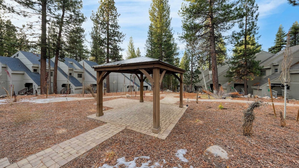 Crystal Pines Cozy Lake Tahoe Escape With Fully Equipped Kitchen and Balcony Views