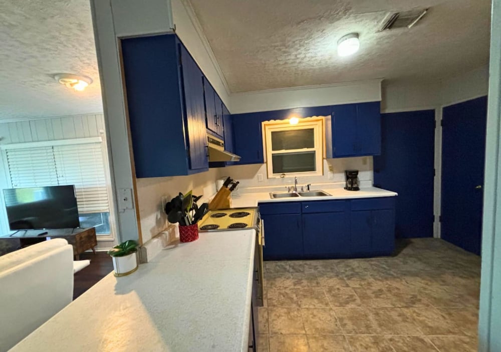 Retro 1BR Near Downtown Quiet Comfy Stay