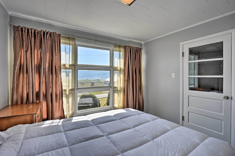 Cozy Home w/ Private Patio & Views, Hiking On-site