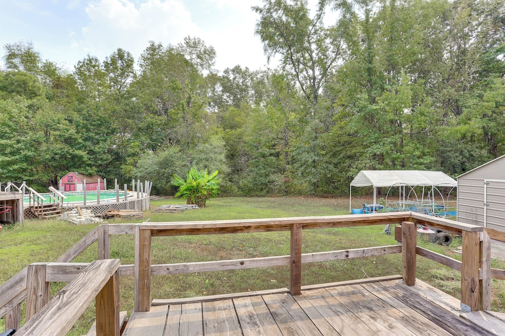 3 Mi to Dtwn: Pet-friendly Farm Retreat in Paris!