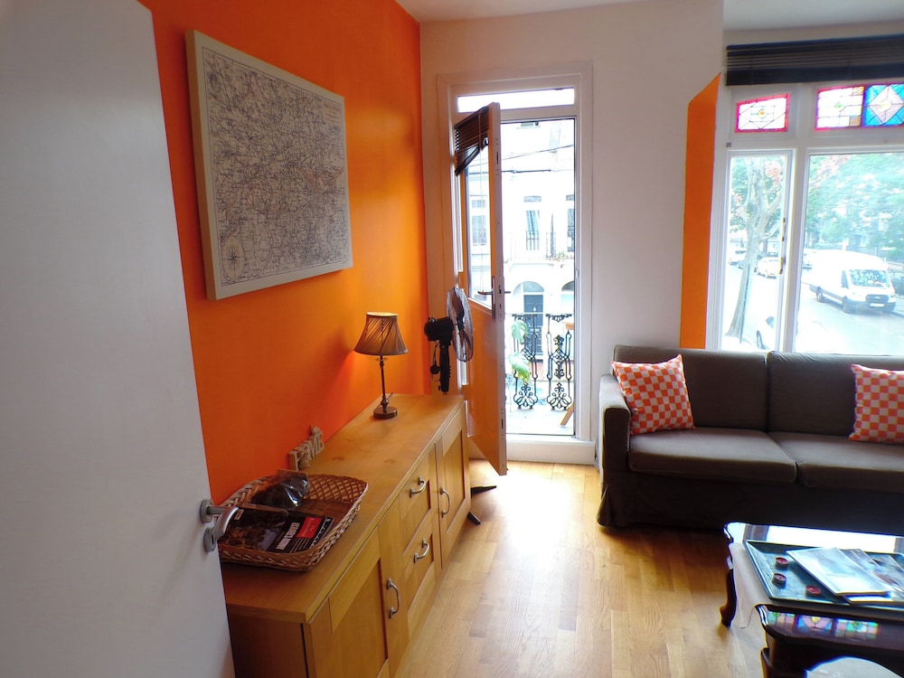 The Orange Housesleeps8-parking-pets&familyok-ac